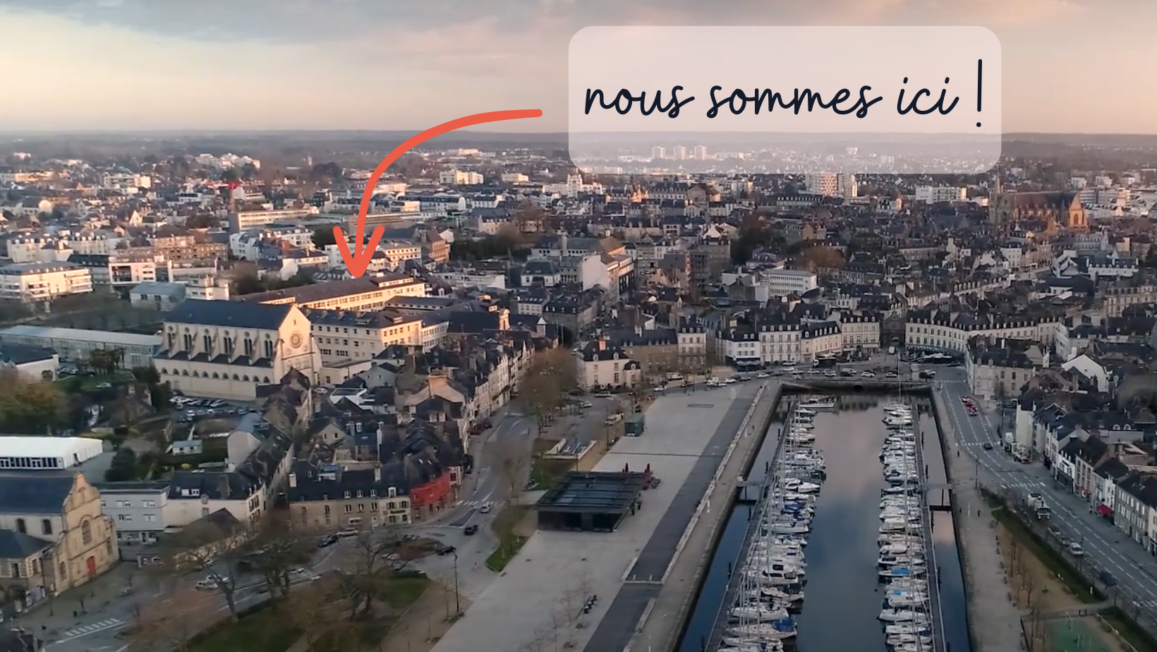 Vue aérienne de la ville de Vannes, au niveau du port de plaisance. Une flèche avec le texte nous sommes ici localise l'établissement Saint-François-Xavier situé en second plan sur la gauche. 
